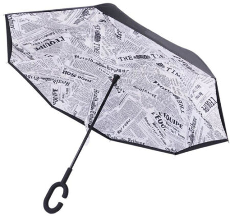 Parapluie inversé modèle imprimé journal blanc