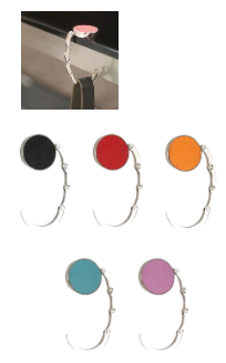 Porte sac pliable en métal avec pastille en similicuir de couleur vive.