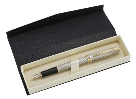 Plume en métal mat quadrillé, couleur argent vieilli, accessoires dorés