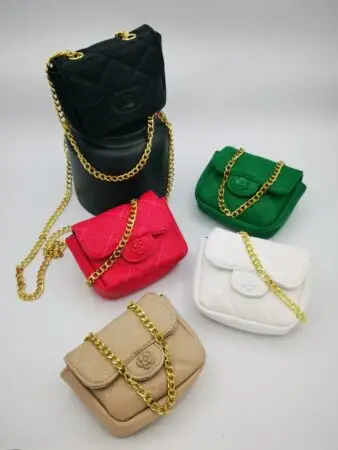 Mini sac matelassé en PU , bandoulère métal, couleurs assorties x 6