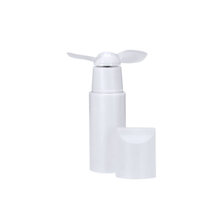 Ventilateur avec capuche. Inclut 2 pales pliables et un bouton on/off sur le côté. Piles non incluses