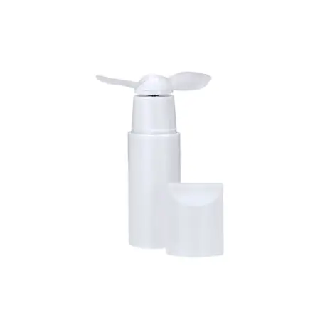 Ventilateur avec capuche. Inclut 2 pales pliables et un bouton on/off sur le côté. Piles non incluses