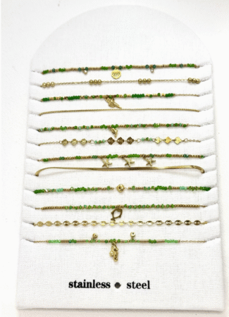 Bracelet acier inox gold avec perles vertes - maille plate & breloques. Modèles assorties x12
