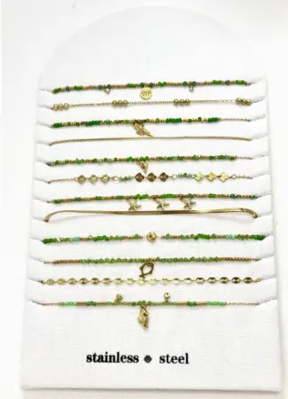 Bracelet acier inox gold avec perles vertes - maille plate & breloques. Modèles assorties x12