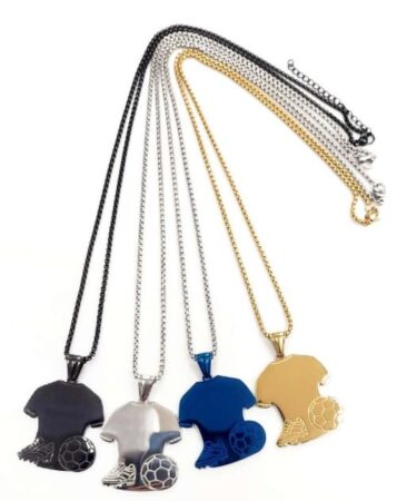 Collier + pendentif tshirt foot avec ballon et crampon  en acier inox. Couleurs assorties