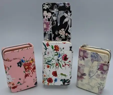 Petit compagnon zippé avec bouton pression. Motif fleurs assortis x12