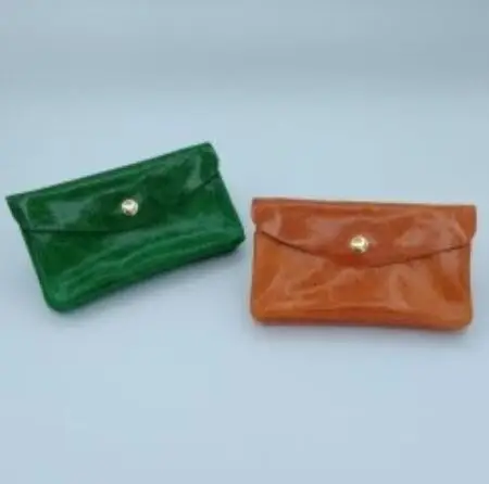 Porte monnaies en cuir. Couleurs assorties