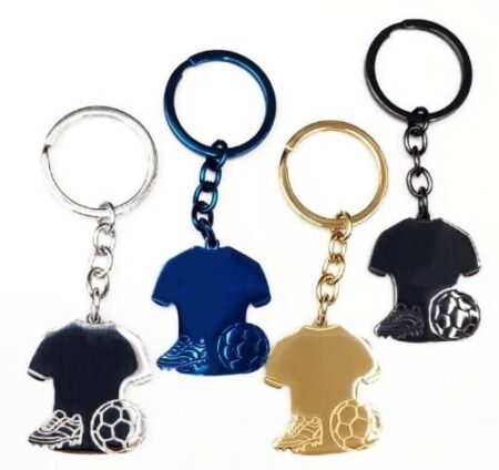 Porte-cles tshirt foot avec ballon et crampon  en acier inox. Couleurs assorties