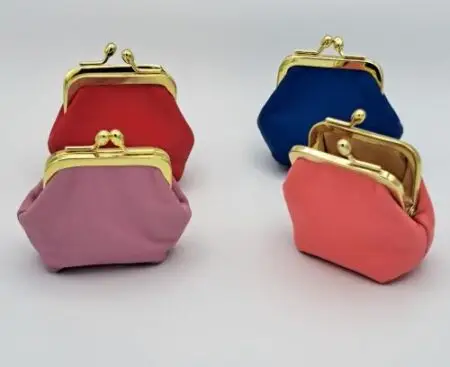 Porte-monnaie cuir uni à clip couleurs assorties