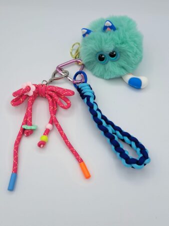 Porte-clés charms accessoire pour sac tête de chat munie de sa queue. Couleurs assorties