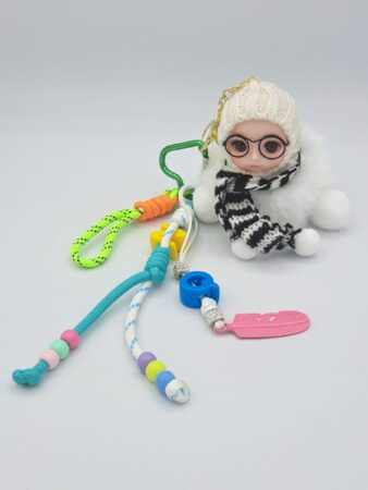 Porte-clés charms accessoire pour sac tête de poupée. Couleurs assorties