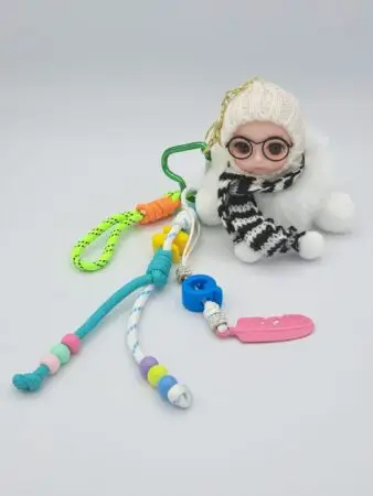 Porte-clés charms accessoire pour sac tête de poupée. Couleurs assorties